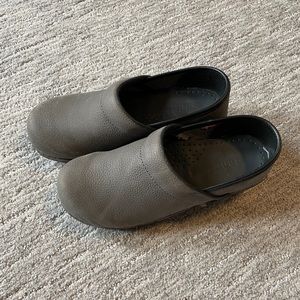 Sanita closed back clog